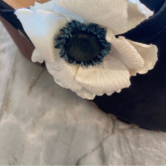 Chanel black suede clogs - size 40. What flower side detail gently worn - Picture 12 of 12
